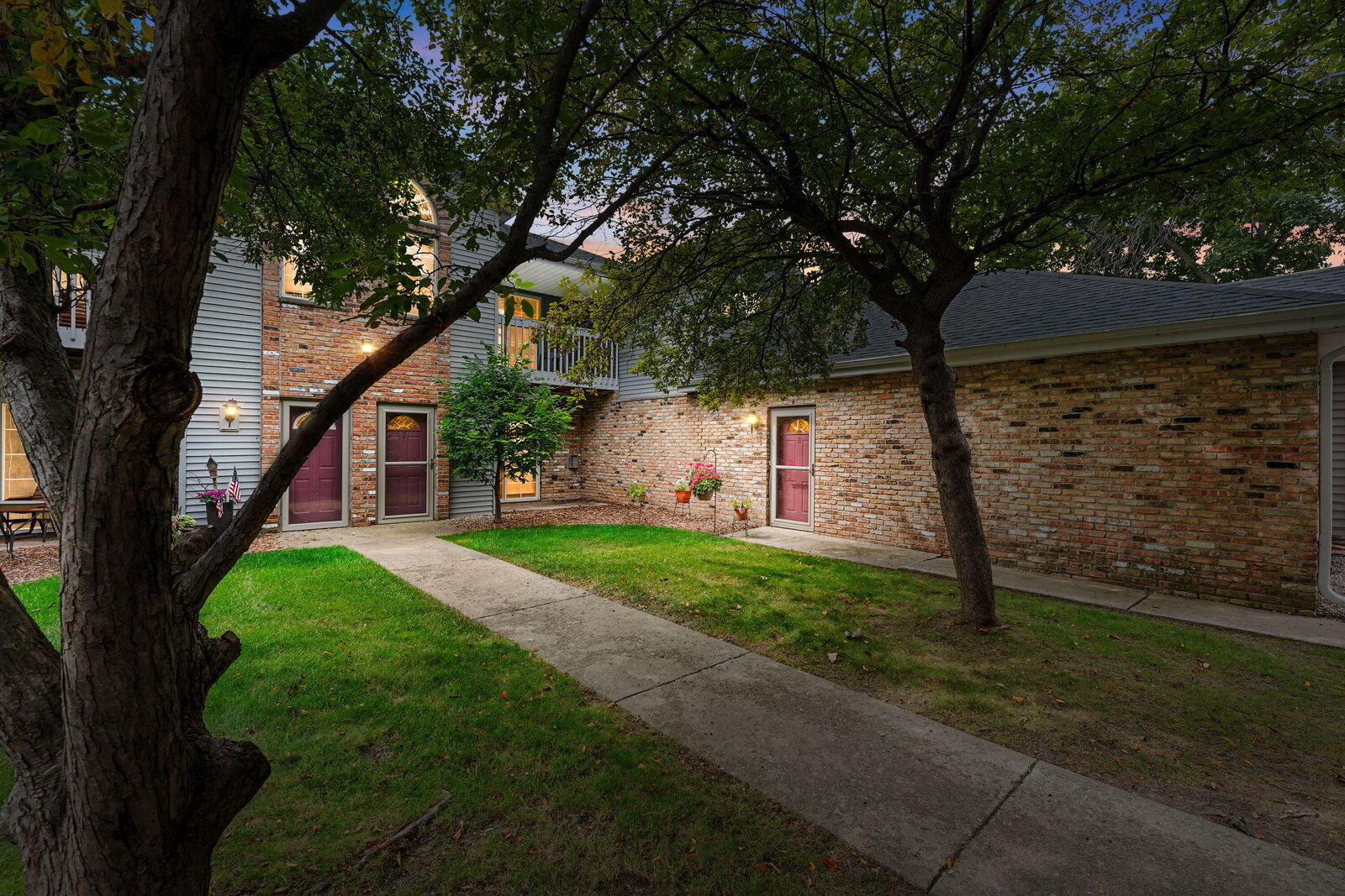Property Photo:  180 W Oak Leaf Dr  WI 53154 
