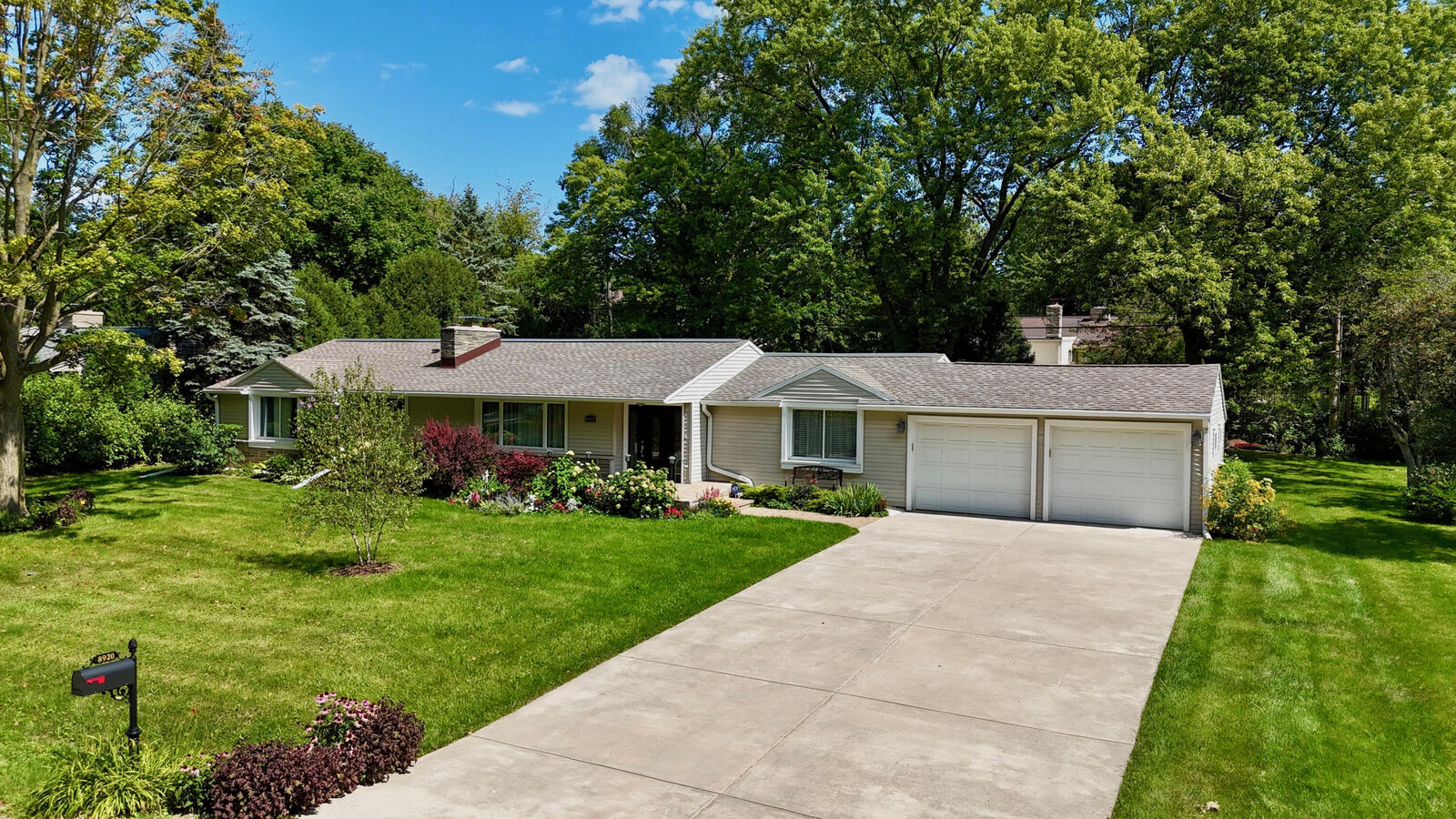 Property Photo: 8920 N Greenvale Rd WI 53217