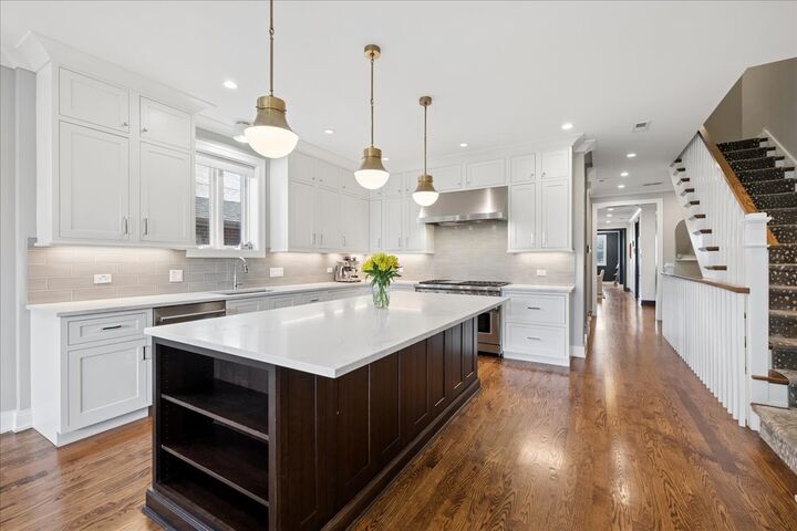 Property Photo: 1923 N Damen Avenue Ph IL 60647