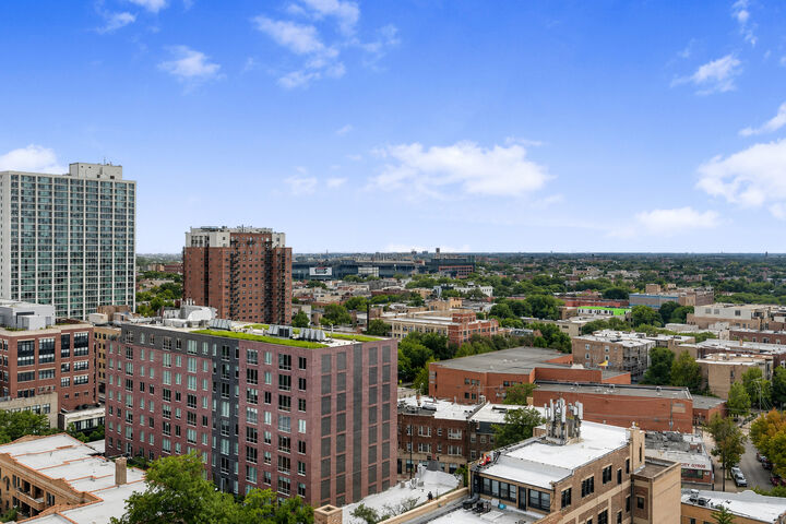Property Photo:  3930 N Pine Grove Avenue 1810  IL 60613 