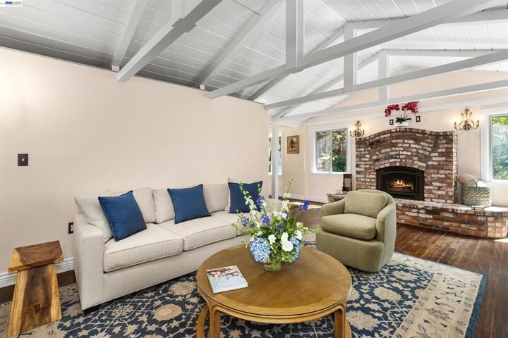 Property Photo:  