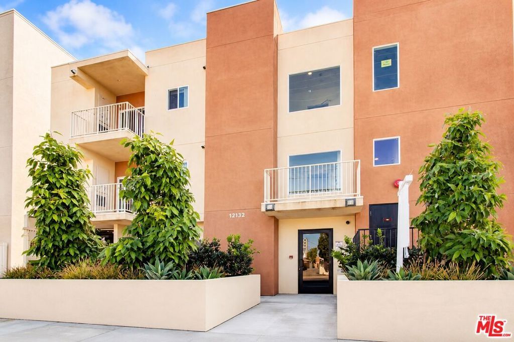 Property Photo:  12132 Hart Street 301  CA 91605 