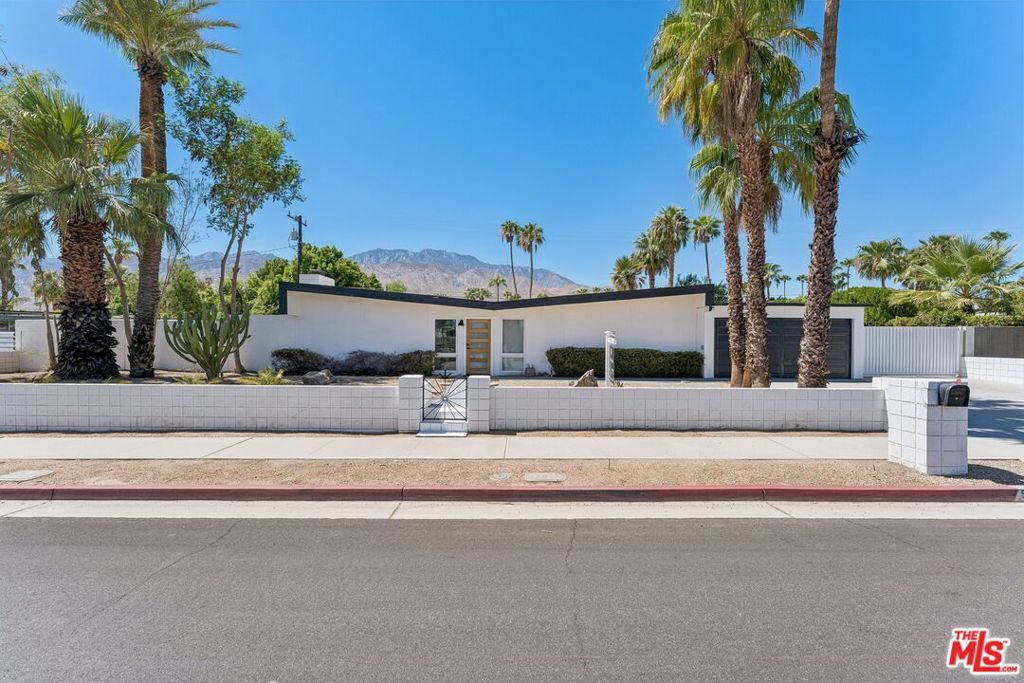 Property Photo:  547 N Farrell Drive  CA 92262 