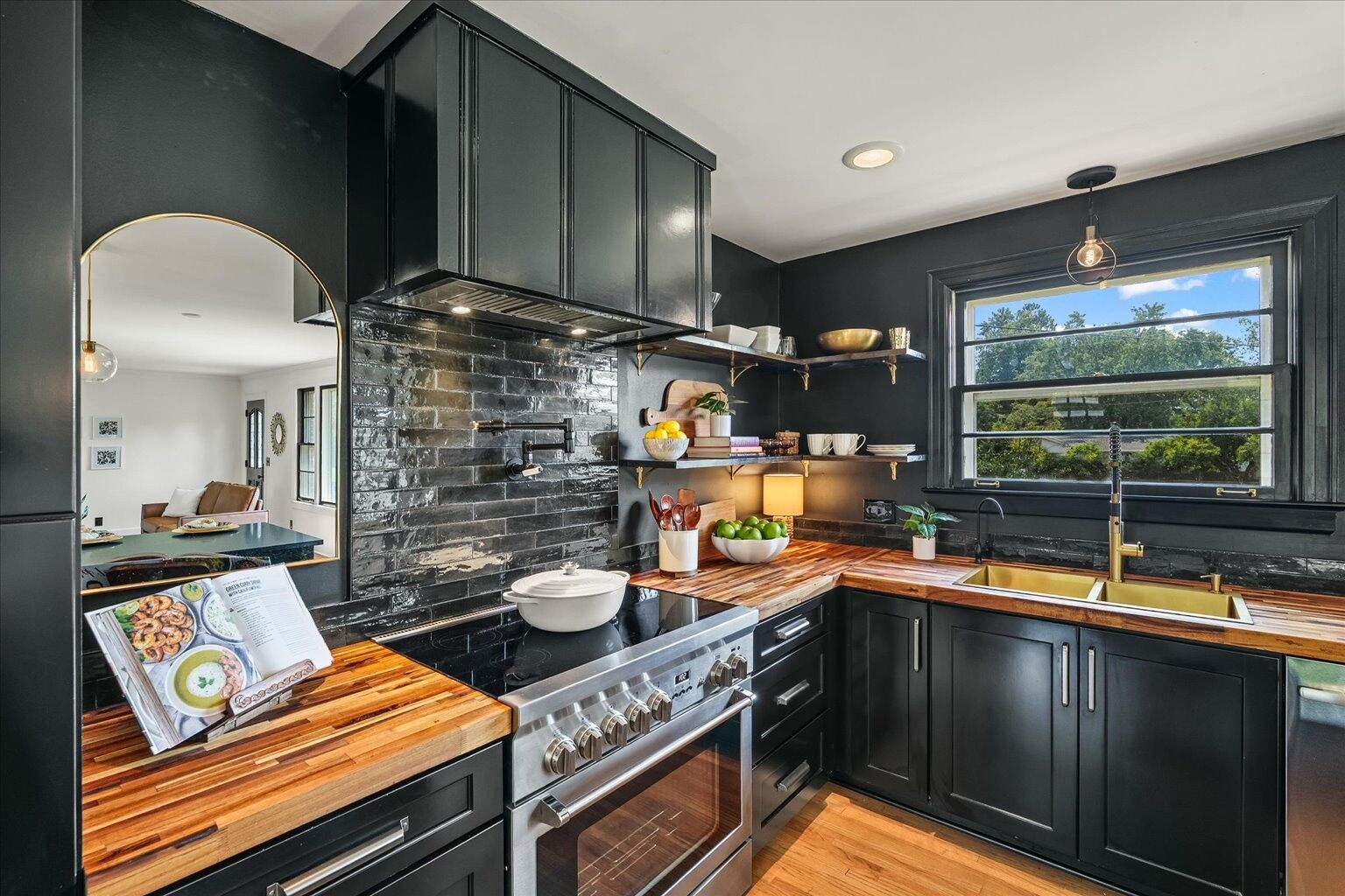 Property Photo:  2512 Meadowood Dr  TN 37214 