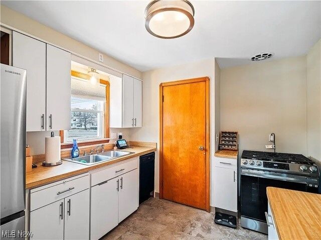 Property Photo:  1216 S Green Road  OH 44121 