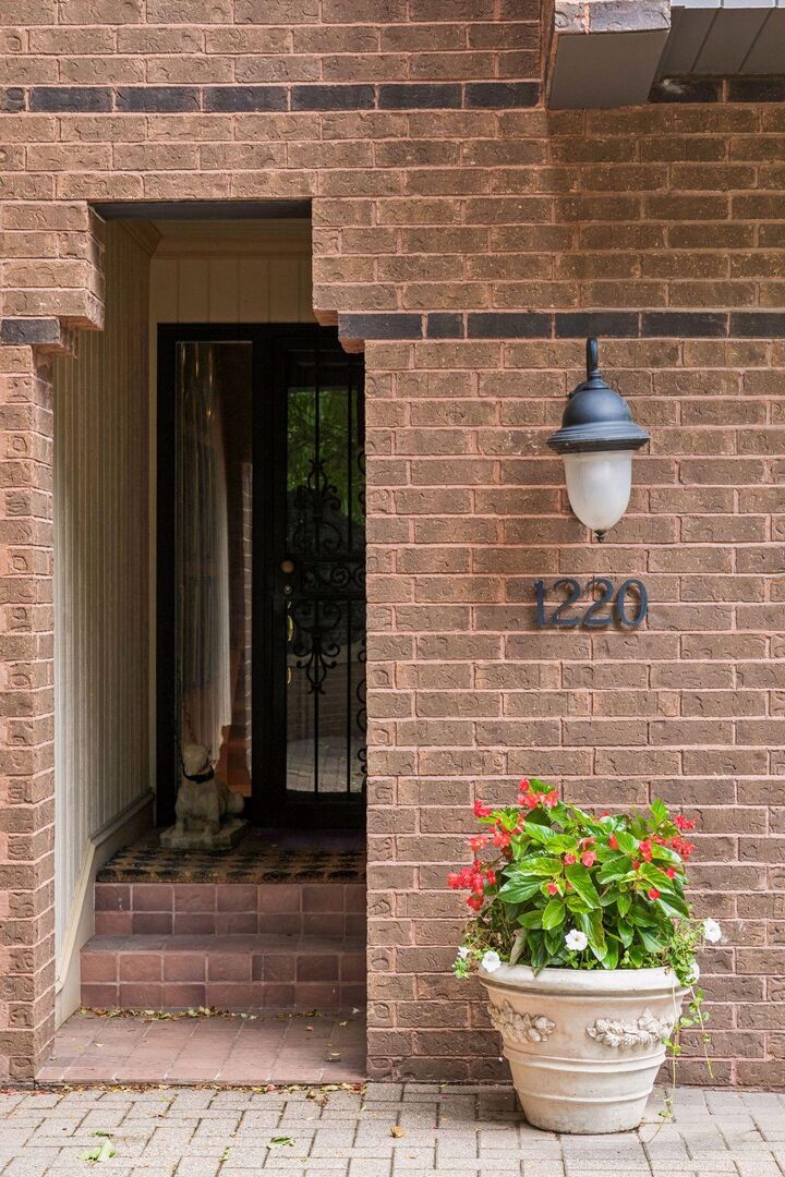 Property Photo: 1220 Mount Curve Avenue MN 55403