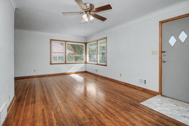 Property Photo:  717 Hall Avenue  MN 55107 