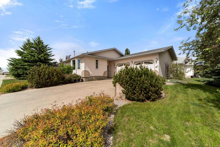 Property Photo:  5403 64 Street  AB T4V 4L7 