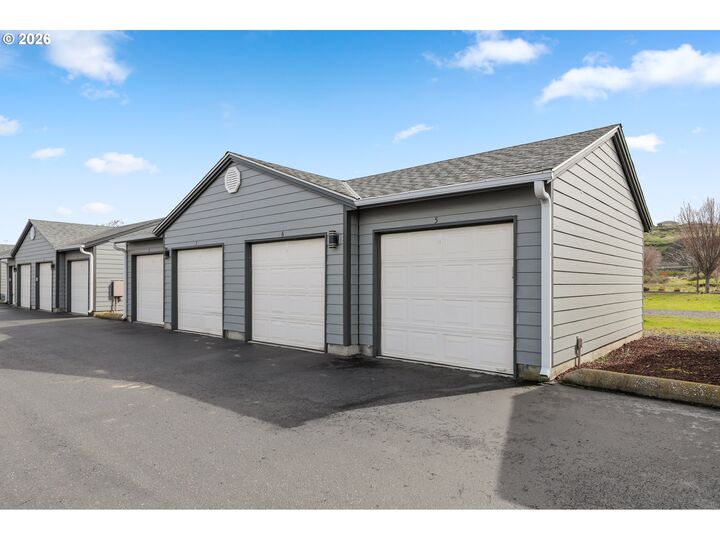 Property Photo: 240 Lone Pine Ln 7 OR 97058