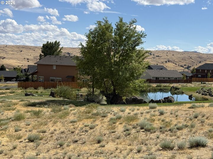 Property Photo: 401 Little Lake Rd OR 97037