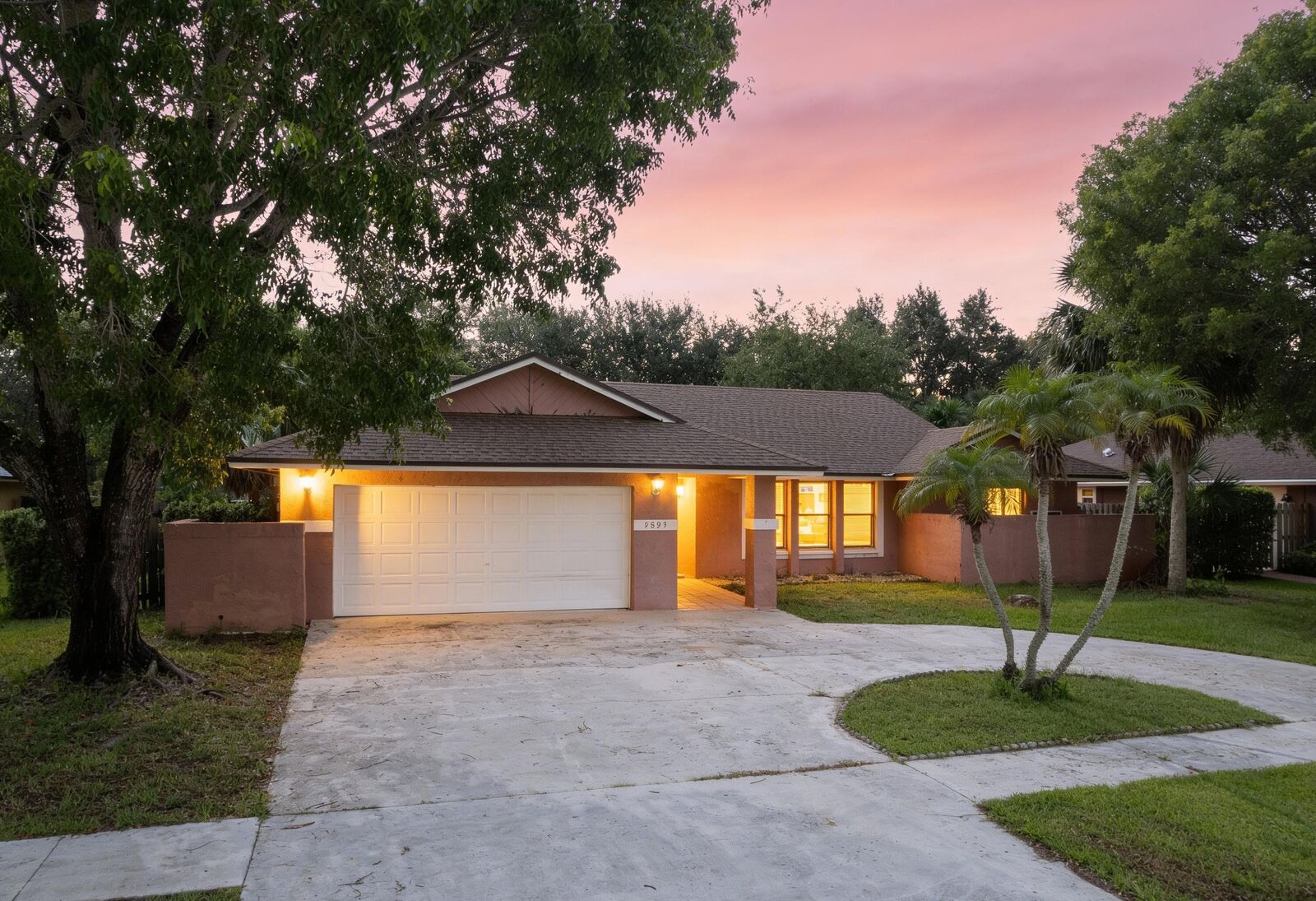 Property Photo:  2652 Yarmouth Drive  FL 33414 