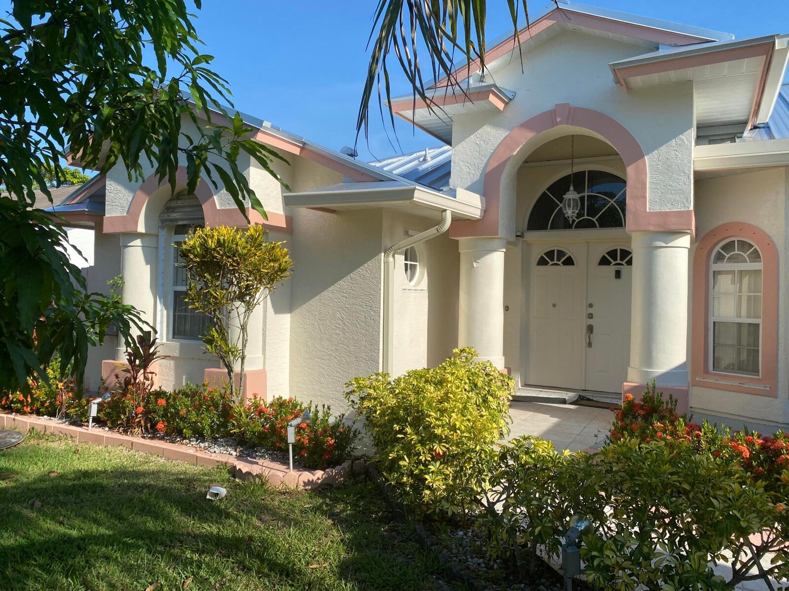 Property Photo: 962 SE Breakwater Avenue FL 34983