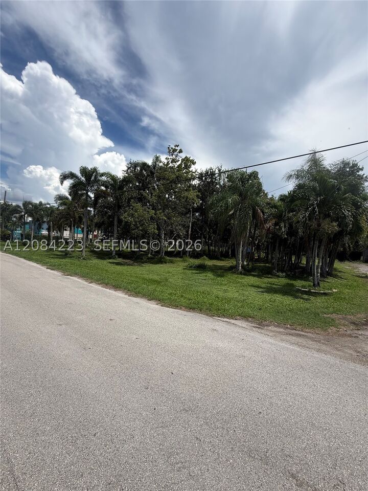 Property Photo:  208 SW 208th Ln  FL 33332 