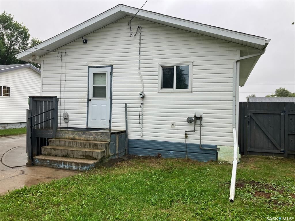 Property Photo:  707 10th Avenue W  SK S0E 1E0 