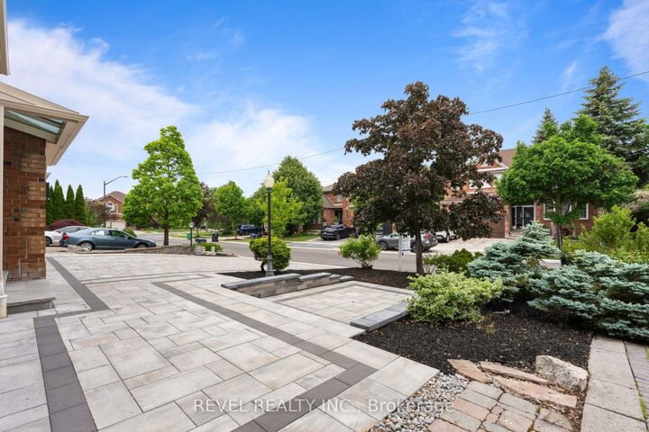 Property Photo: 6872 Round Leaf Court ON L5N 6X6