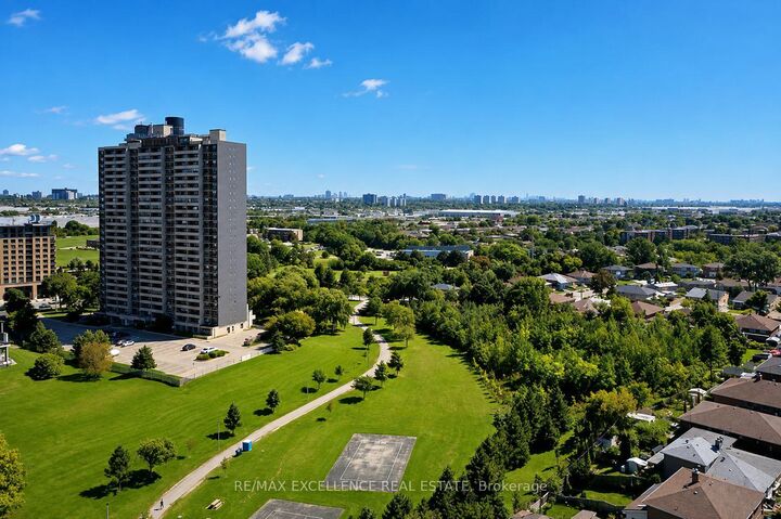 Property Photo:  3390 Weston Road 2105  ON M9M 2X3 