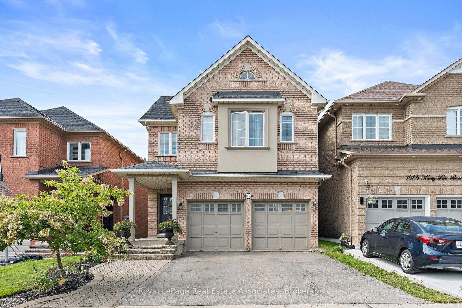 Property Photo:  1069 Knotty Pine Grove  ON L5W 1J6 