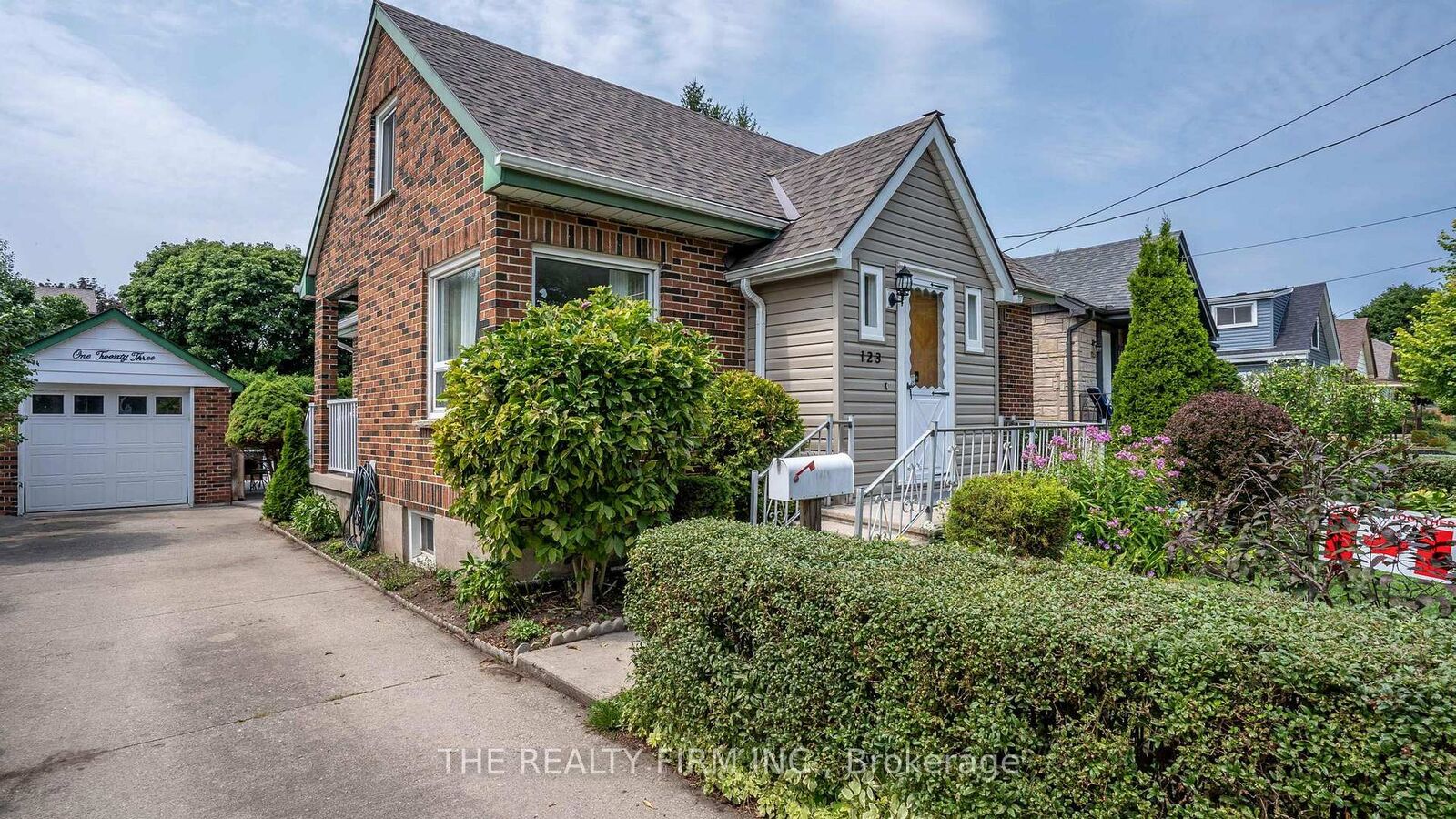 Property Photo:  123 Elliott Street  ON N5Y 2E8 