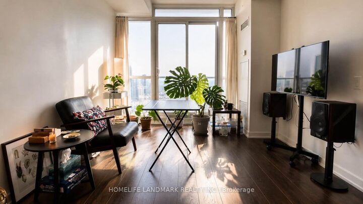 Property Photo:  121 McMahon Drive 1905  ON M2K 0C2 
