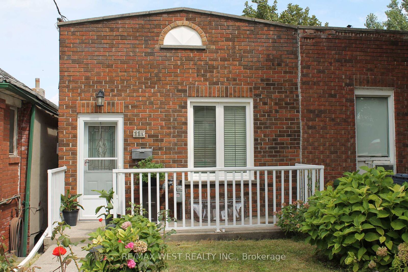 Photo de la propriété:  11A Woodcroft Crescent  ON M6E 1W7 