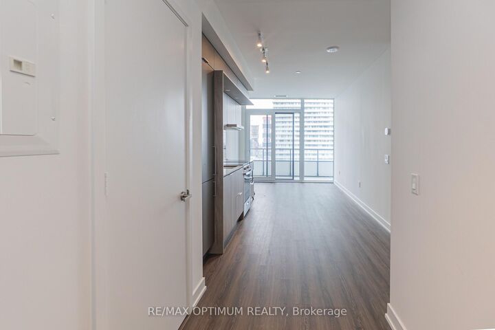 Property Photo:  448 Burnhampthrope Road 6201  ON L5B 0R4 
