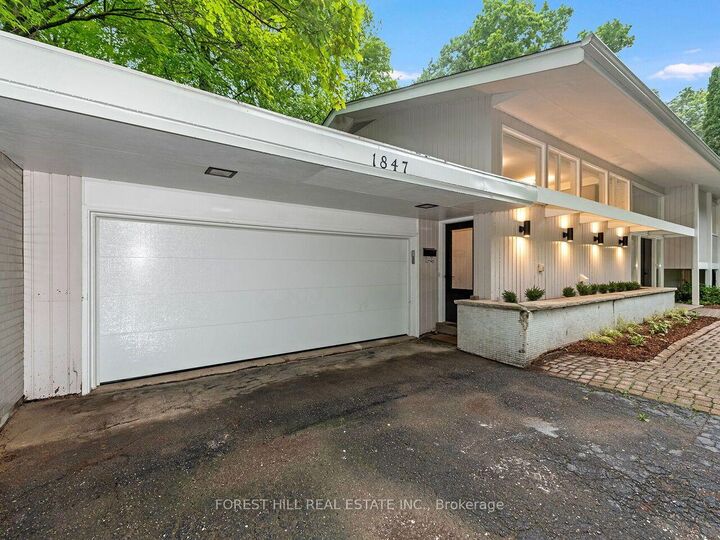 Property Photo:  1847 Will Scarlett Drive  ON L5K 1J6 