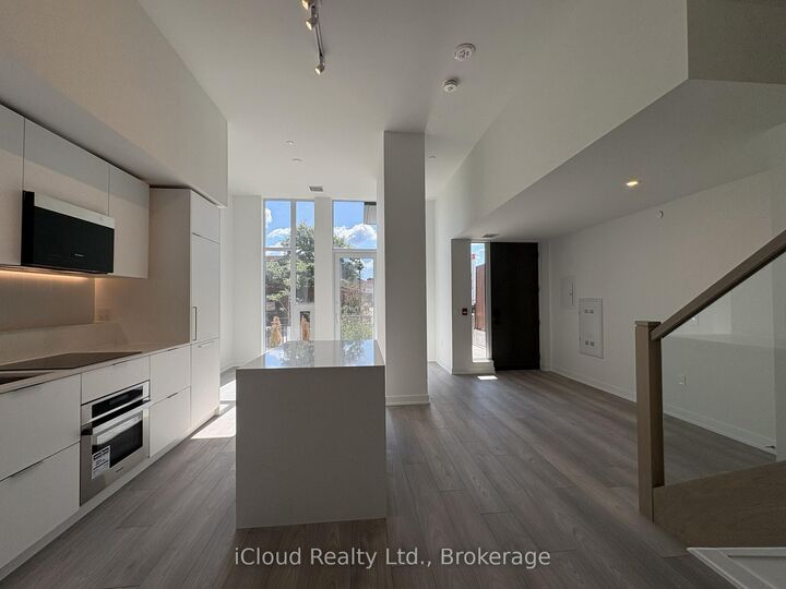 Property Photo:  1 Fairview Road Th 02  ON L5A 0B4 