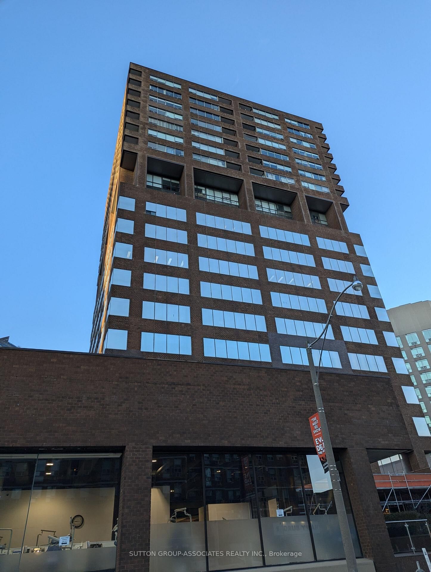 Property Photo:  914 Yonge Street 2004  ON M4W 3C8 
