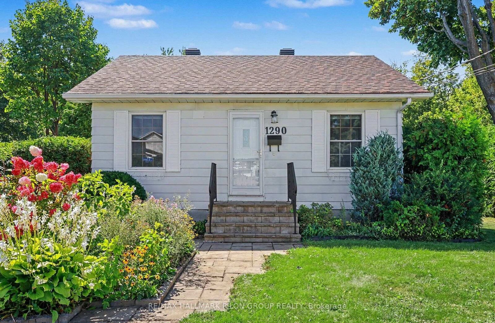 Property Photo: 1290 St. Jean Street ON K1C 1N6