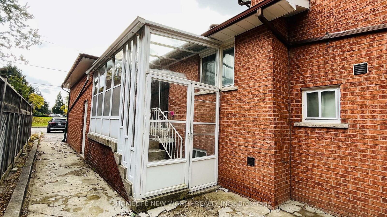 Property Photo:  38 Weldrick Road W Lower  ON L4C 3T8 