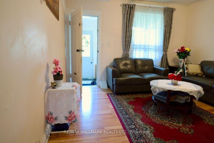 Property Photo:  47 Dentonia Park Avenue  ON M4C 1W6 