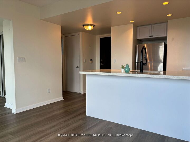 Property Photo:  8 Park Road 2203  ON M4W 3S5 