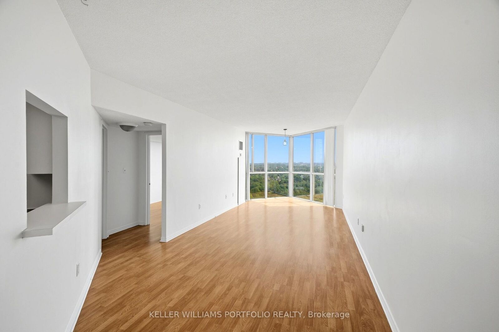 Property Photo:  5 Concorde Place 2910  ON M3C 3M8 