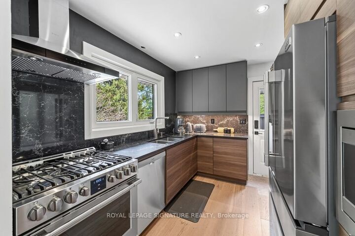 Property Photo:  11 Yewfield Crescent  ON M3B 2Y4 