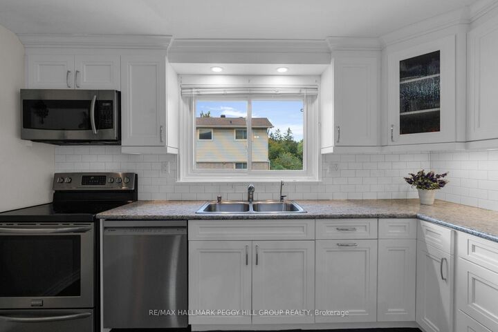 Property Photo:  233 Innisfil Street 4  ON L4N 3E9 