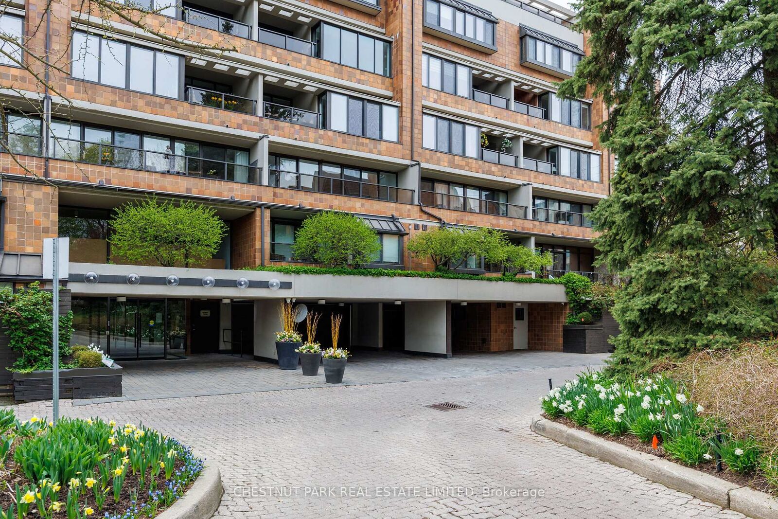 Property Photo: 40 Oaklands Avenue 203 ON M4V 2Z3