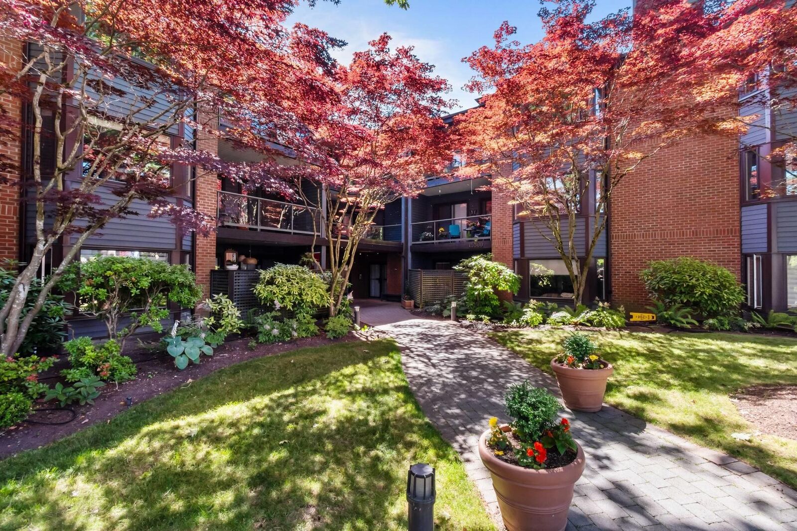 Property Photo:  15300 17 Avenue 313  BC V4A 8Y6 