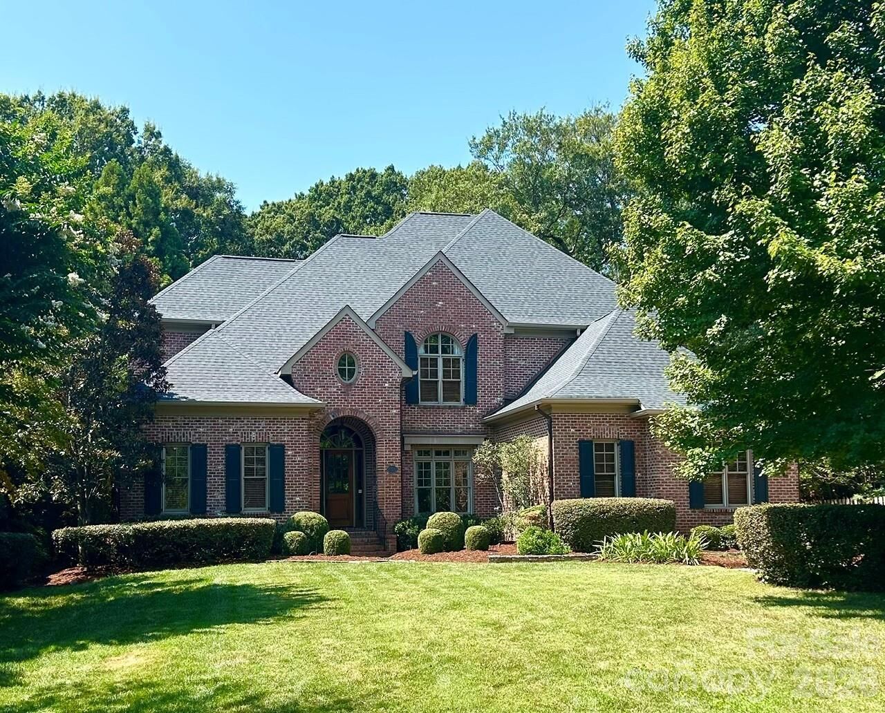Property Photo:  2720 Tanglewood Lane  NC 28211 