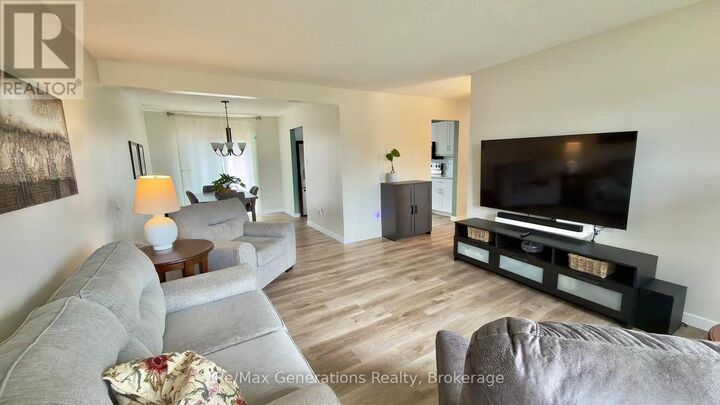 Property Photo:  151 Iris Crescent  ON P7A 8A1 