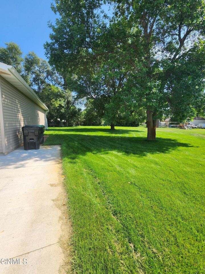 Property Photo:  8 Brevet Place  ND 58504 