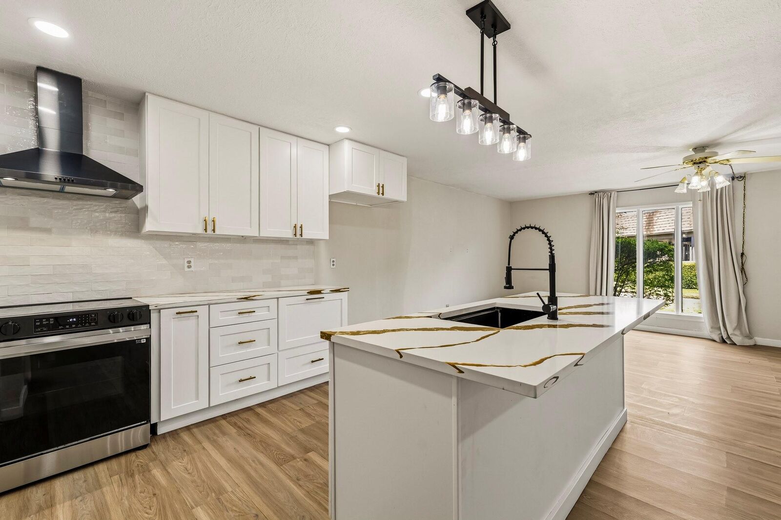 Property Photo: 1305 Town Circle 4 TX 77520