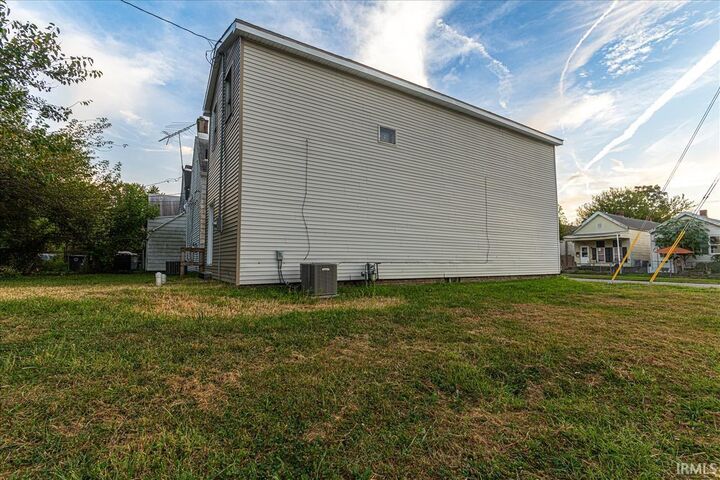 Property Photo:  1321 Oakley Street  IN 47710 