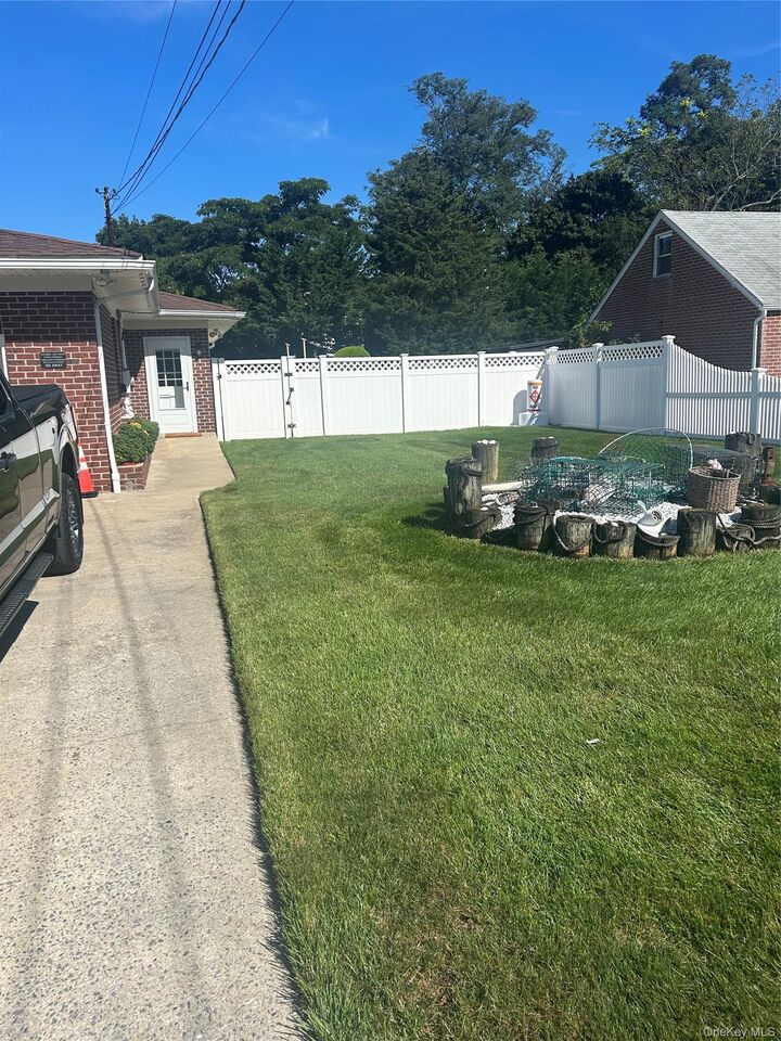 Property Photo:  50 Willow Lane  NY 11757 