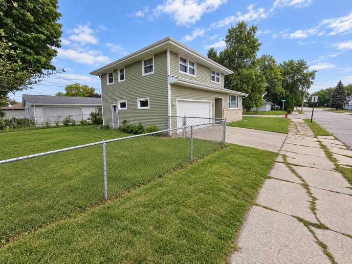 Property Photo:  1014 Washington Ave  WI 53081 