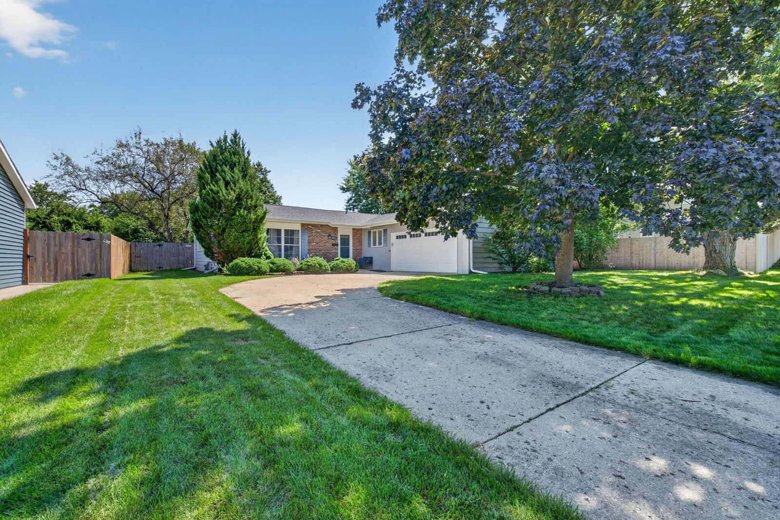 Property Photo:  2021 Lancaster Lane  IL 60189 