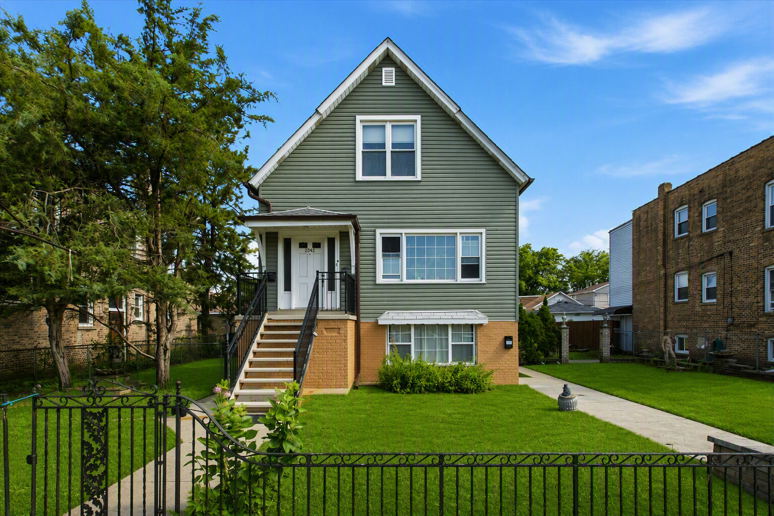Property Photo:  6042 W Addison Street  IL 60634 