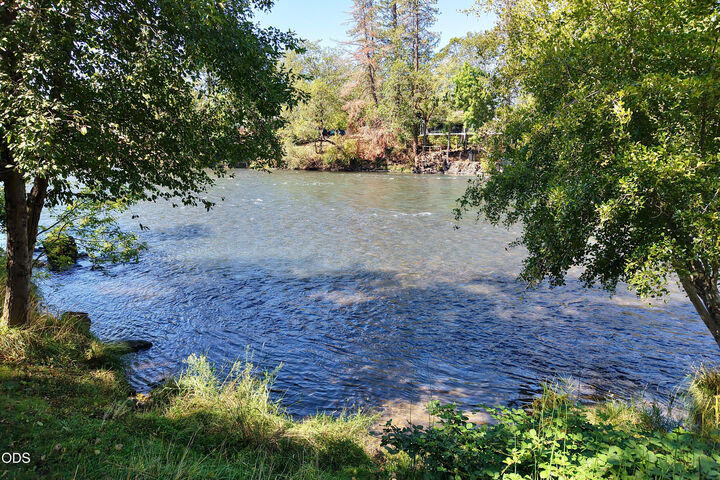Property Photo:  965 Old Ferry Road  OR 97539 