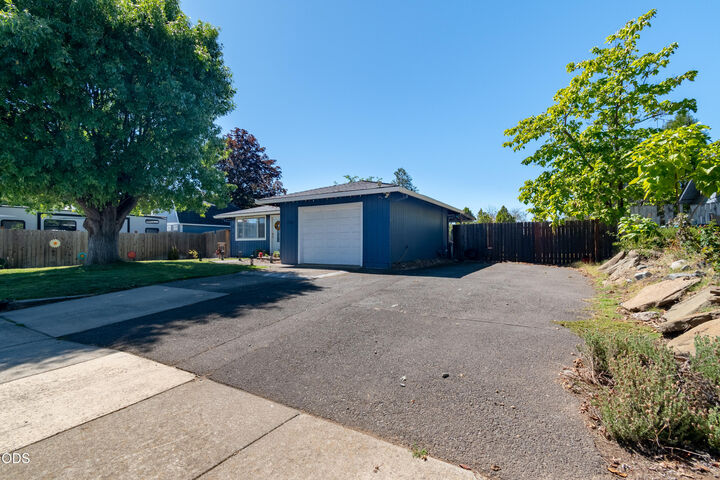Property Photo: 7701 Bellaire Way OR 97503
