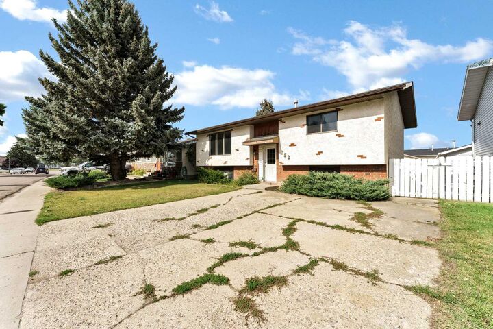 Property Photo:  252 Ross Glen Drive SE  AB T1B 3A4 