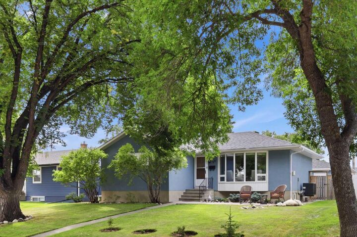 Property Photo:  23 Winslow Crescent SW  AB T3C 2R2 